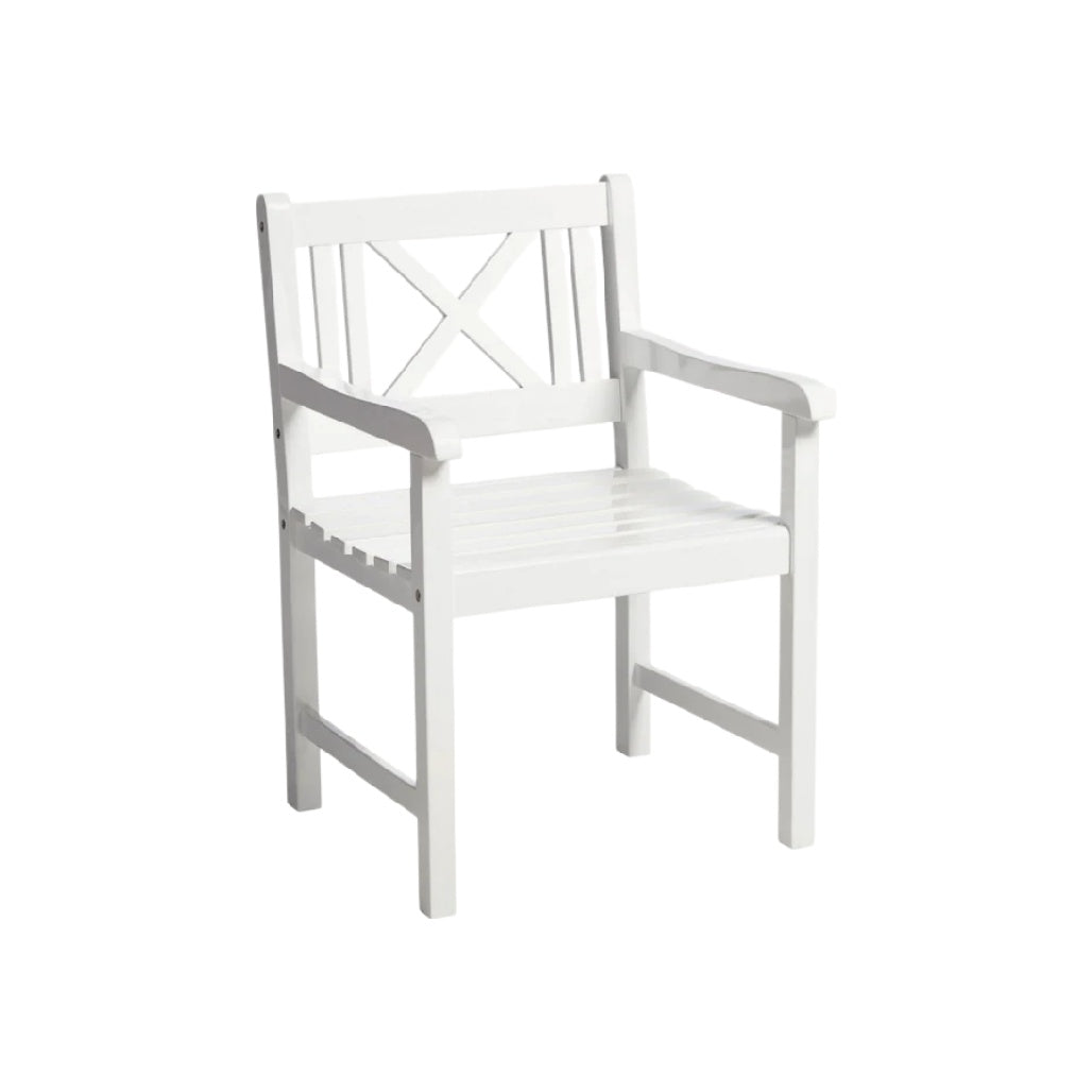 Weiße Holzbank mit Armlehnen und Kreuzmuster